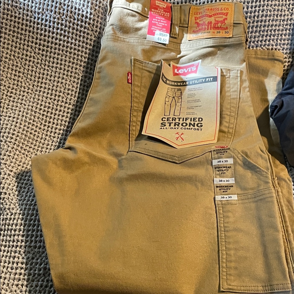 Levi's Men's Cargo Pants in Olive